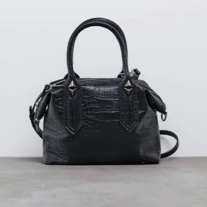 Axelremsväska ifrån Zara - Säljer denna assnygga och slutsålda axelremsväska ifrån Zara. Den är använd men inga defekter på, säljer för att jag har en liknande. Pris kan diskuteras