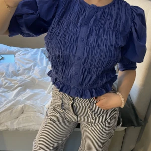 Blus - Säljer min oanvända blus från PEICES💙 Superfin nu till våren! Du står för frakt 