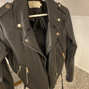 Skinnjacka från nelly - Den är sprucken inne i jacka så inget som syns när man har på sig den, skriv för mer bilder om du är intresserad 
