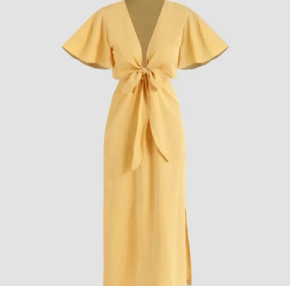 Jättefin gul klänning! Köpt på här på plick men passade tyvärr inte. Står storlek L men skulle mer säga M☺️. Klänningar.