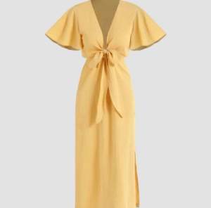 Jättefin gul klänning! Köpt på här på plick men passade tyvärr inte. Står storlek L men skulle mer säga M☺️