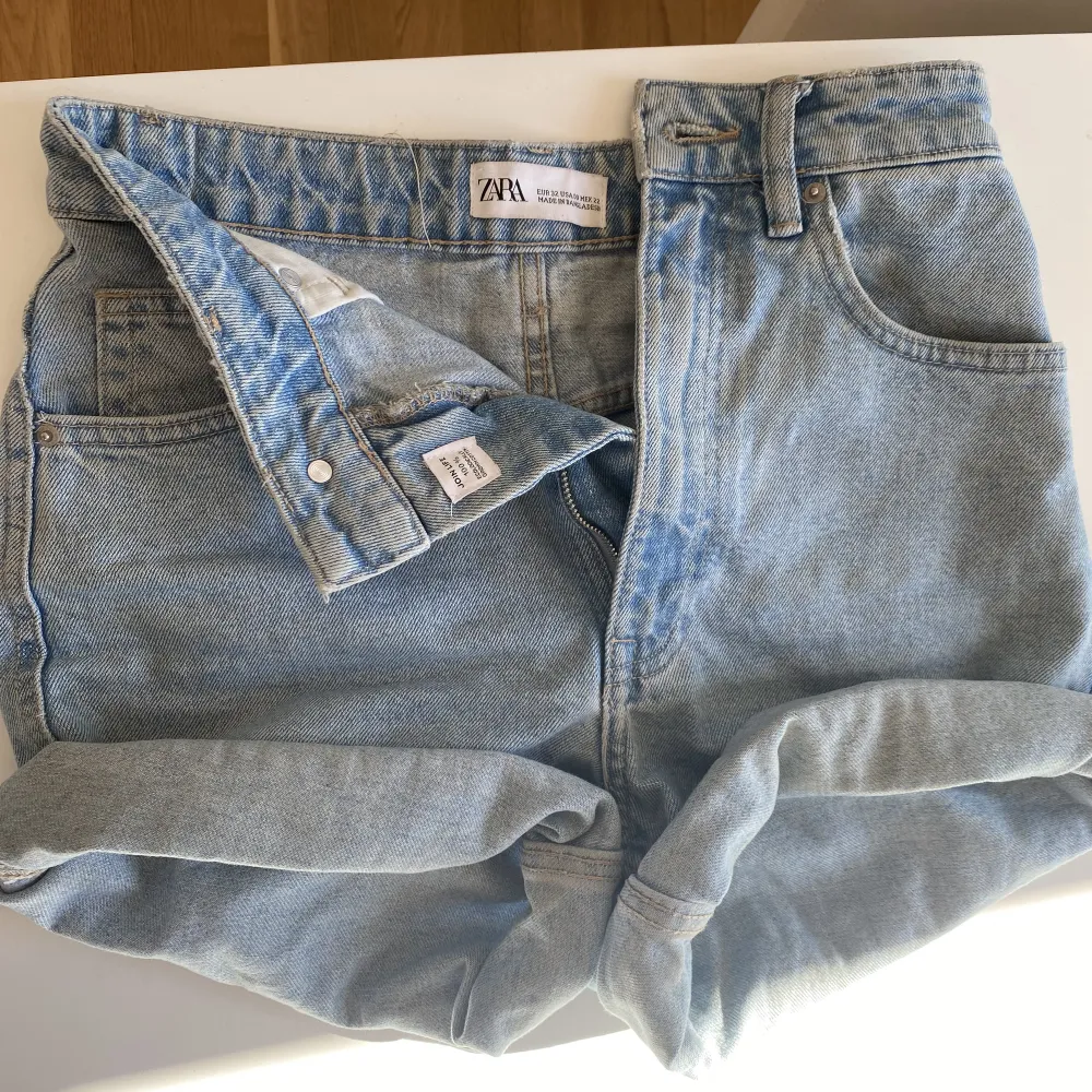 Jeansshorts från zara använda en del men bra skick💕 . Shorts.