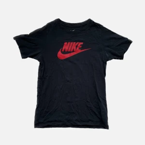 Nike t-shirt - T-shirt i killstrl L, sitter som en damstrl XS-S på mig 🫶🏼 Den är i begagnat men fint skick! Fraktalternativ finner du nedan.