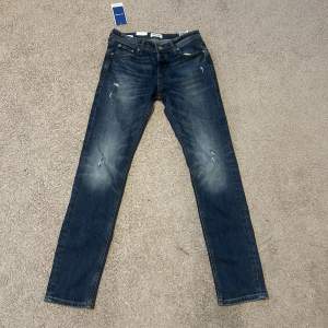 Ett par skinny jeans från Jack & Jones.  Storlek: W29 L32 Aldrig använt, säljer då jag köpte fel för länge sedan. 