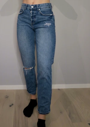 Jeans  - Mom-jeans från HM i storlek 26 (som S). Endast använda en gång. Hämtas i Lund eller skickas om köparen står för frakten 😄 