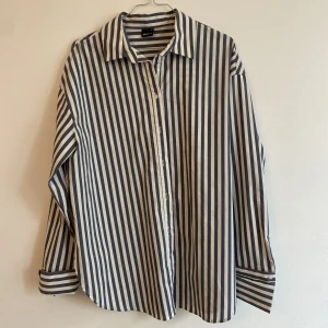 Skjorta - Grårandig skjorta från Ginatricot. Storlek 36 men sitter oversized. 🧡