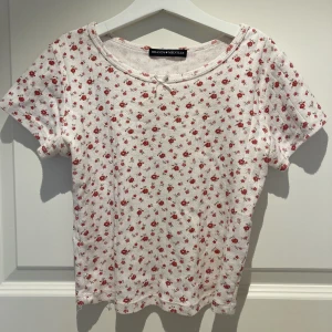 Brandy tröja - En söt brandy tröja, köpt på Plick. Säljer för priset jag köpte den för, lite defekter i sömnen som säljaren innan inte berättade💞