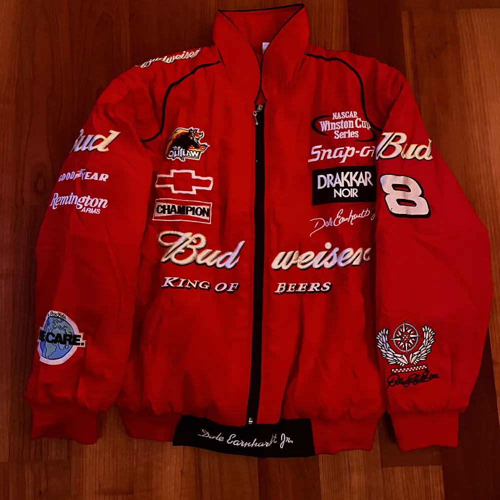 En vintage bud weiser racing jacka som har legat o samlat damm i min garderob lite för länge nu så tänker att de är bättre att den kommer till användning :) Storlek Large men passar som Medium.. Jackor.