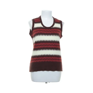 Vintage väst / slipover - Vintage väst. Str. 46. Passform för tight för min smak. Har nopprat av den. Köparen står för frakten. Jag ansvarar inte för paketet under frakten. 