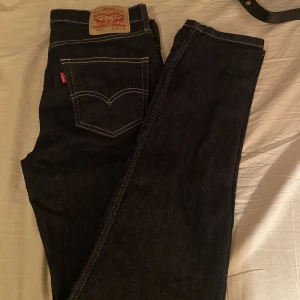 Mörkblåa jeans - Köpte dessa för ett tag sedan men använder aldrig 