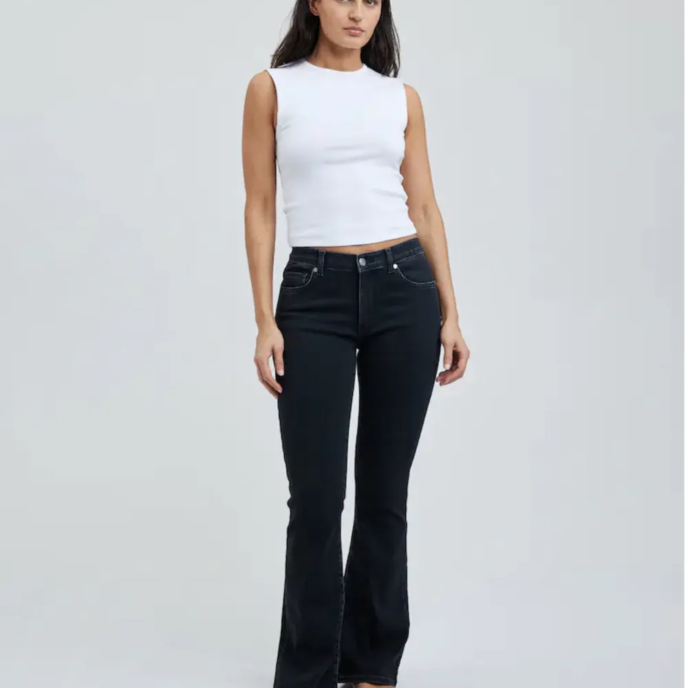 Säljer ett par jättesnygga lågmidjade bootcut jeans från bikbok i storlek xs. Jeans & Byxor.