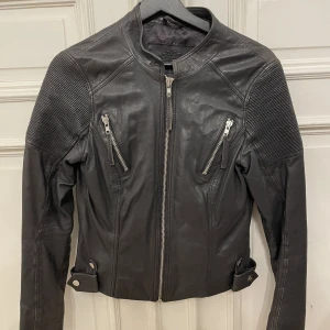 Äkta Läderjacka Primeboots Strl 36 - En varsamt använd skinnjacka från Primeboots i strl 36. Färgen är navy men ses som svart. Modellen är tidlös, mycket snygg och skön. Nypris 6000kr. Skickar gärna eller möts upp. 