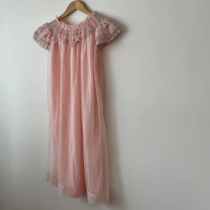 Vintage neglige/nattlinne i rosa - Rosa neglige med guldiga detaljer, vintage!  Uppskattar att den passar XS-S. I mycket fint skick! 