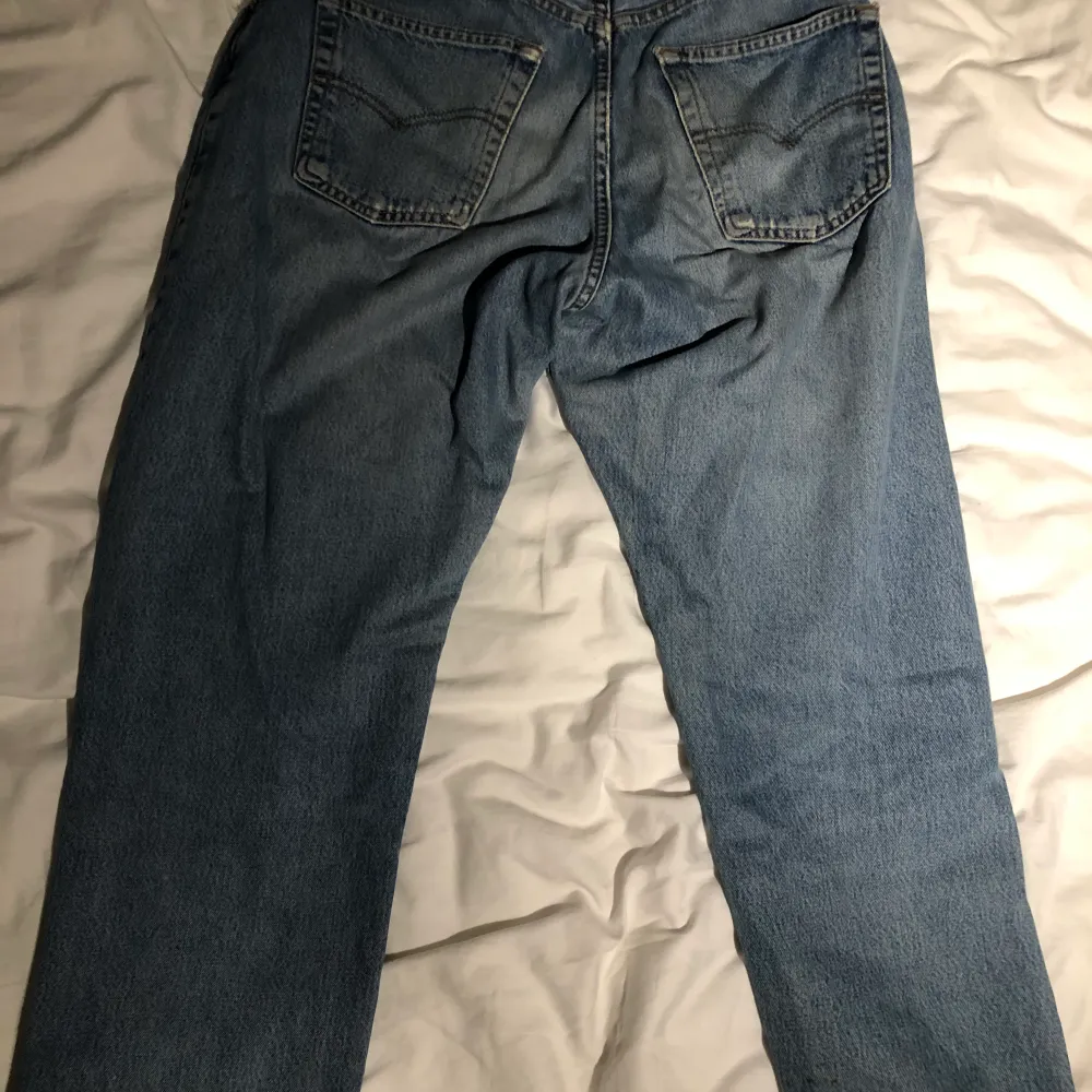 Säljer ett par retro Levis jeans. Storlek 30/32. . Jeans & Byxor.