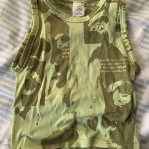 Söt open back crop top! - Från urban outfitters, fett söt! Färgen är grönare irl