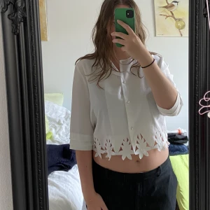 Vintage blus  - Sååå söt äkta vintage blus från typ 50/60-talet 💛💎Köpt secondhand, är handsydd och ganska gammal. Små pärlor som knappar, så fin kant. Uppskattar till M då den är lite för tight på L. Lite skavanker här o var, nån fläck o så, så säljer billigt! 💓Så unik! 