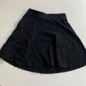 Svart kjol - Super fin svart kjol från hm knappt använd!!💓