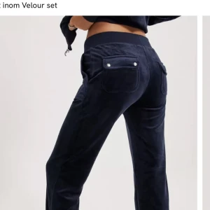 Juicy couture  - Ett par marinblå juicy byxor i storlek  XXS som är använda fåtal gånger och är i väldigt bra skick.De är såklart äkta och nypriset är 1099kr men jag säker för 600kr Skriv om ni vill ha fler bilder❤️❤️🫶🏻