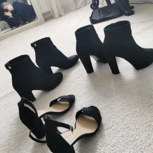 Intressekoll högklackar - Säljer mina högklackade skor från nelly.com då jag brutit foten och kan ej längre ha klackar efter det.  (javet det är hemsk) 😢 Skorna är i okej skick vill mest bara bli av med de då högklackas eran är över...  Skorna med guld knapp 37 resten 36