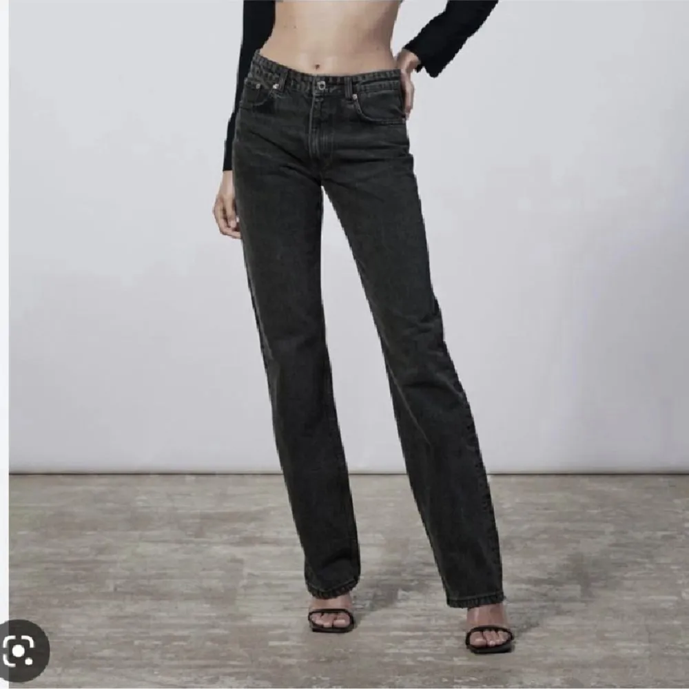 Säljer mina svarta mid waist jeans från Zara, då jag inte använder dem💕. Jeans & Byxor.