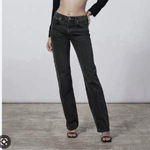 Säljer mina svarta mid waist jeans från Zara, då jag inte använder dem💕