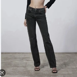 Mid waist zara jeans - Säljer mina svarta mid waist jeans från Zara, då jag inte använder dem💕