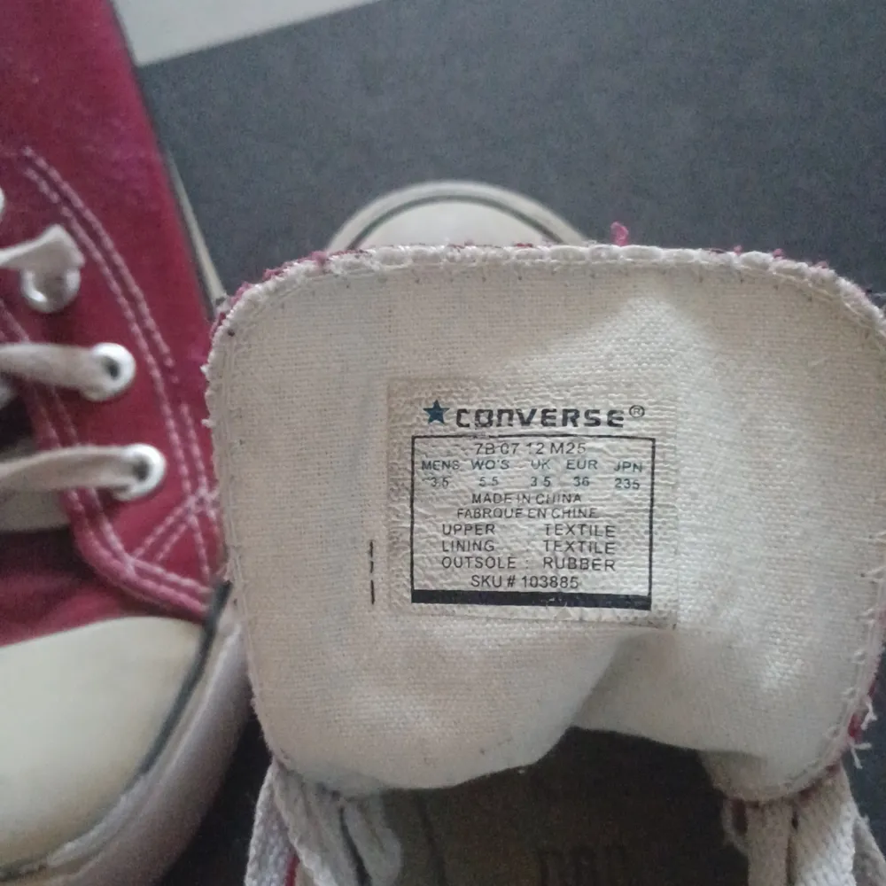 Röda Converse, i använt skick. De är slitna på märket på sidan men fyller sin funktion.Säljer då de är lite för små för mig. Pris går att diskuteras💗 skriv om du har frågor eller vill ha fler bilder!. Skor.