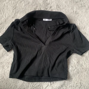 Zara topp - En jätte fin topp frän zara som inte är min stil. ALDRIG ANVÄND. Skriv för mer frågor, bilder osv❤️