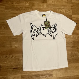 Bape t Shirt  - Snygg vit bape tröja med fantastisk kvalité med ett lite tjockare material. Sitter perfekt runt halsen med en snygg avslappnad passform. 