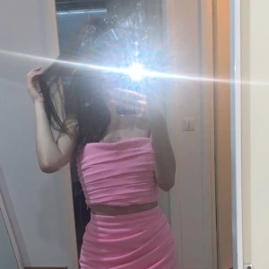 Kjol + Topp - Denna fina sätet från Zara. Helt oanvänd köpt för 600kr och säljer för 300kr men priset går att diskuterad vid snabb affär 