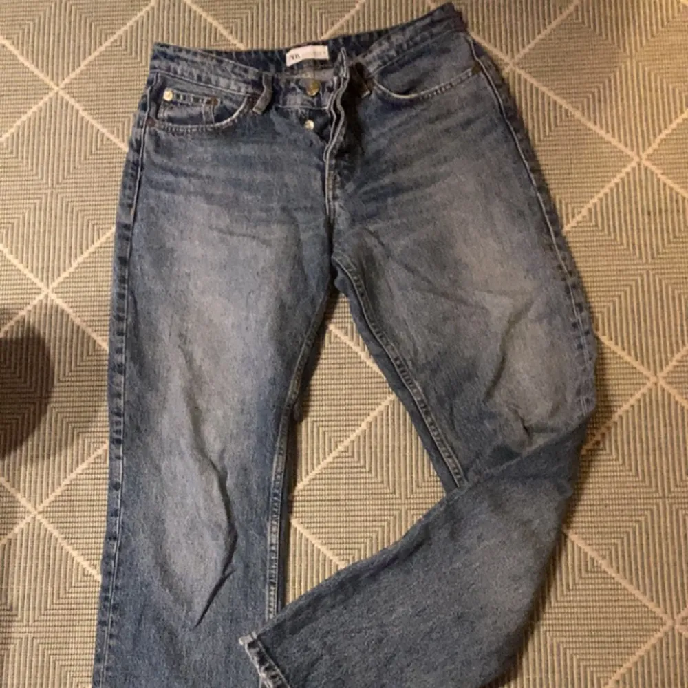 De är i fint skick bara att vänster fot har lite trådar längst ner (se bild 3). Säljer p.g.a att de är för små💗. Jeans & Byxor.