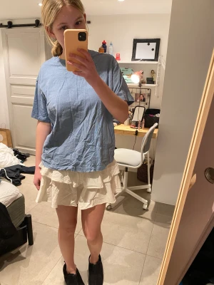 T-shirt  - Blå T-shirt i från H&M i storlek S. Fint skick.