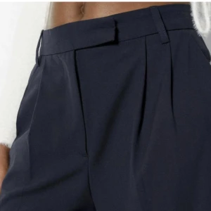  Marinblåa kostymbyxor från Bershka - (Lånade bilder skriv för egna) Fina kostymbyxor från Bershka, köptes i somras men aldrig använda. 😇