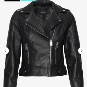 Skinnjackan  - Säljer min älskade skinnjacka som tyvärr blivit förliten💘använd få ggr så i nyskick!! 200kr+frakt (priset kan diskuteras)💘 ordinarie pris: 600