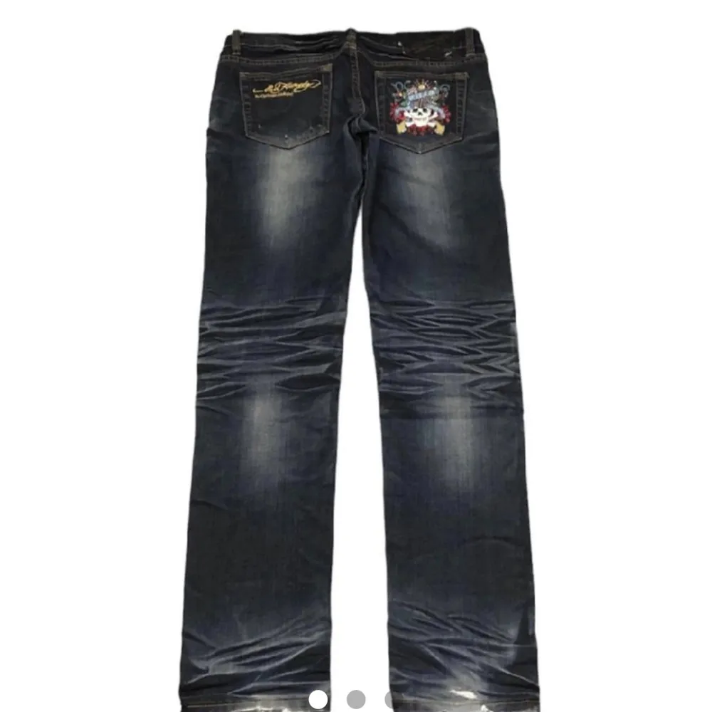 Assnygga ed hardy jeans med brodyr på baksidan, storlek 32x32. . Jeans & Byxor.