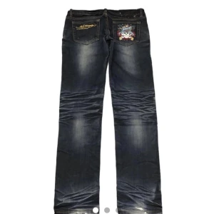 Ed hardy jeans - Assnygga ed hardy jeans med brodyr på baksidan, storlek 32x32. 