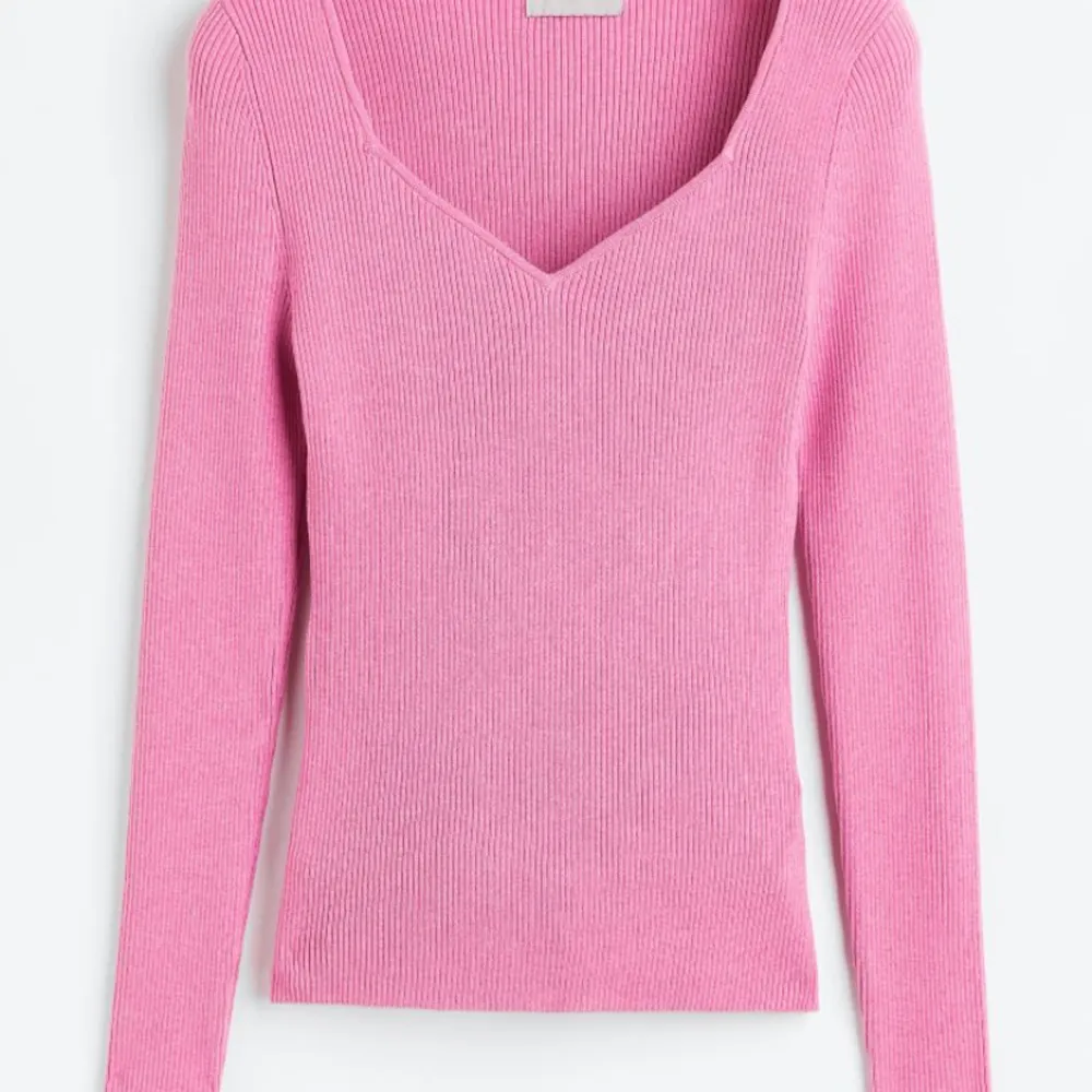 Säljer min nästan helt nya rosa ribbstickade tröja från HM💛köpte ny för 199 kr. !Ge gärna prisförslag!. Toppar.