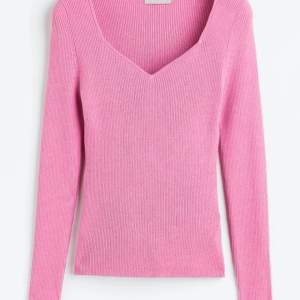 Säljer min nästan helt nya rosa ribbstickade tröja från HM💛köpte ny för 199 kr. !Ge gärna prisförslag!
