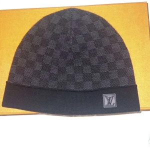 Louis Vuitton mössa  - Hej! Köpte en Louis Vuitton petite damier mössa cirkus 1 år sen, har inte använt så mycket sen dess bara ett par gånger och vill nu sälja den. Mvh