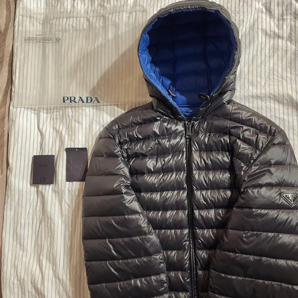 Prada Hooded Light Down Jacket(Triangel Logo) Size:50/L Retail:15 000kr  9/10 Kvitto från kaspersheat och Allt Originellt medföljer(tags,knappar,påse) Dm för mer info&bilder . Jackor.