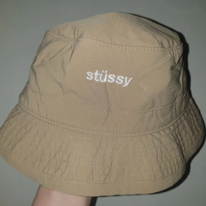 Stüssy buckethat - Sjukt snygg buckethat från Stüssy som tyvärr inte kommer till användning. Nu till sänkt pris :)