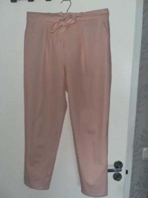 Rosa Chinos från Oasis - Storlek 12, motsvarar en 40. Sparsamt använda. Superfina till vår/sommar