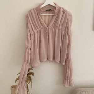 Drömmig blus - Använd fåtal gånger, perfekt skick! 