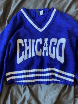 Stickad tröja  - Säljer denna stickade tröja från hm då den inte är min stil längre. Använd några gånger men i bra skick. Vid frågor kontakta mig🤍