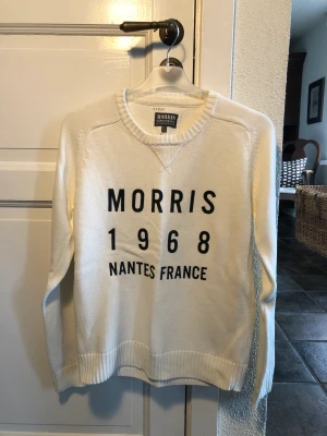 Morris knitted sweatshirt  - Min favorit tröja, perfekt inför sommaren, skjorta eller t-shirt, båda funkar perfekt!  Färg: vit med svart text  Skick: 10/10 Nypris: 1500 kr  Mitt pris: 250 Storlek: XS