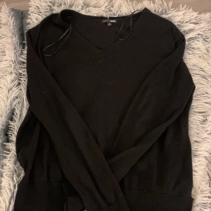 Svart tröja  - En svart basic tun stickad tröja från Fashion Nova säljer pgd av den it passar mig🖤