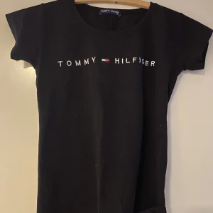 Tommy hilfiger T-shirt svart - Köpte begagnat men var för liten, Enda som är är att sömmarna i armhålan har gått upp, går att fixa med nål och tråd  Betalas med swish, köparen står för frakt💓