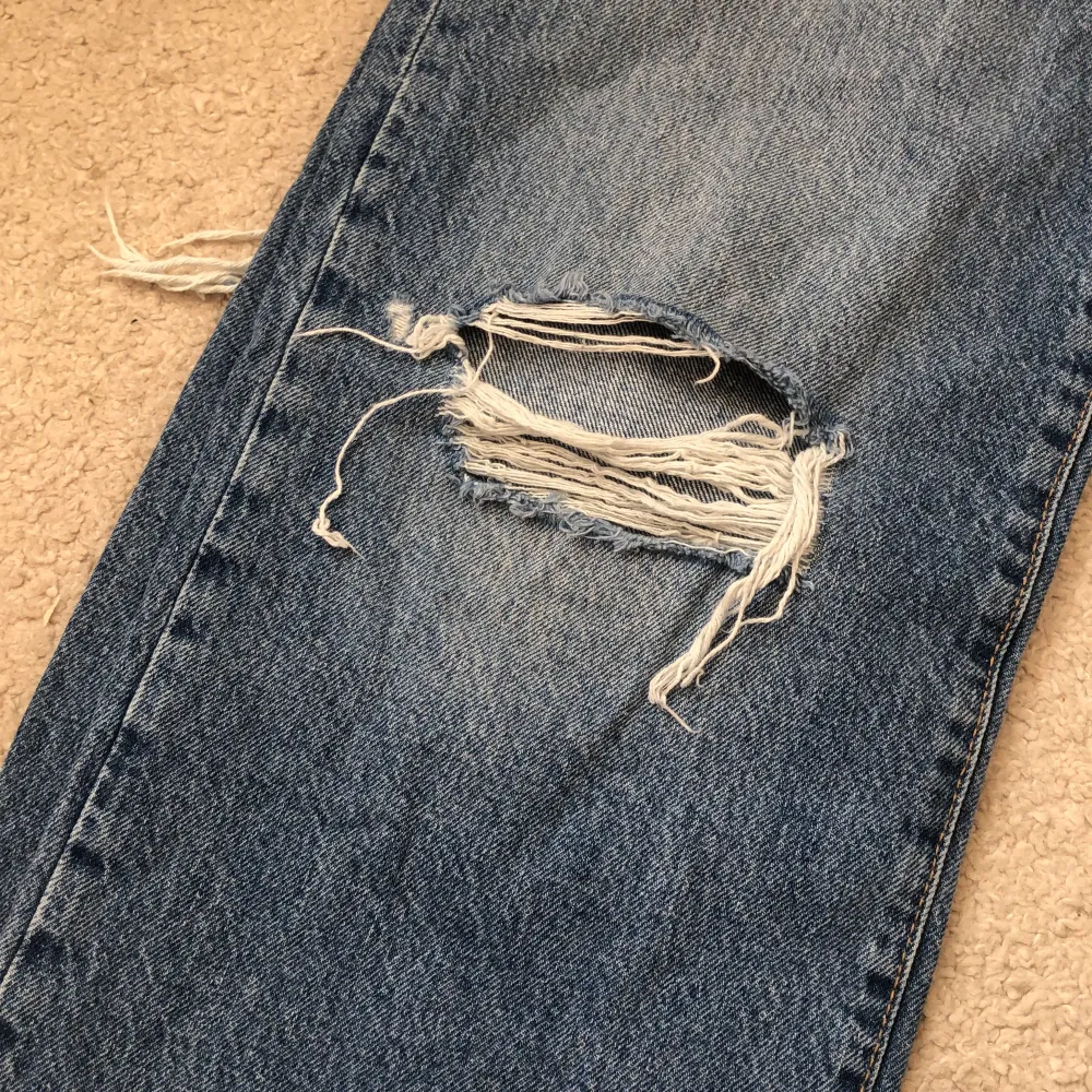 Blå jeans från lager 157, använda några gånger men i väldigt bra skick.  Byxorna har hål på båda knäna. Jeans & Byxor.