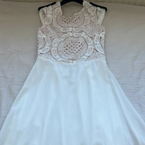 Vit klänning - Användes en gång.