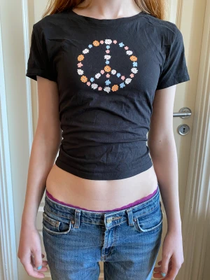 Svarta t-shirt med tryck - Söt t-shirt/croptopp från monki i storlek S. Mycket bra skick 